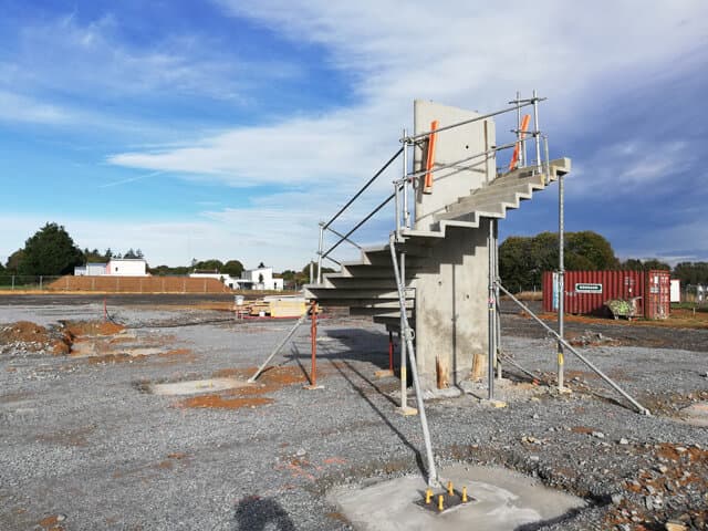 Escalier béton avant construction d'un bâtiment
