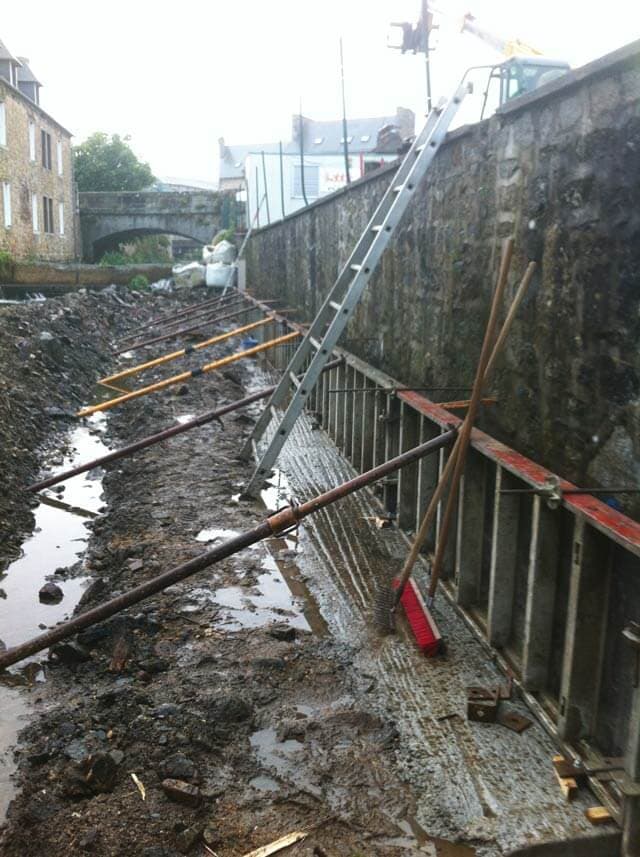 Confortement de mur de soutènement depuis le lit de la rivière