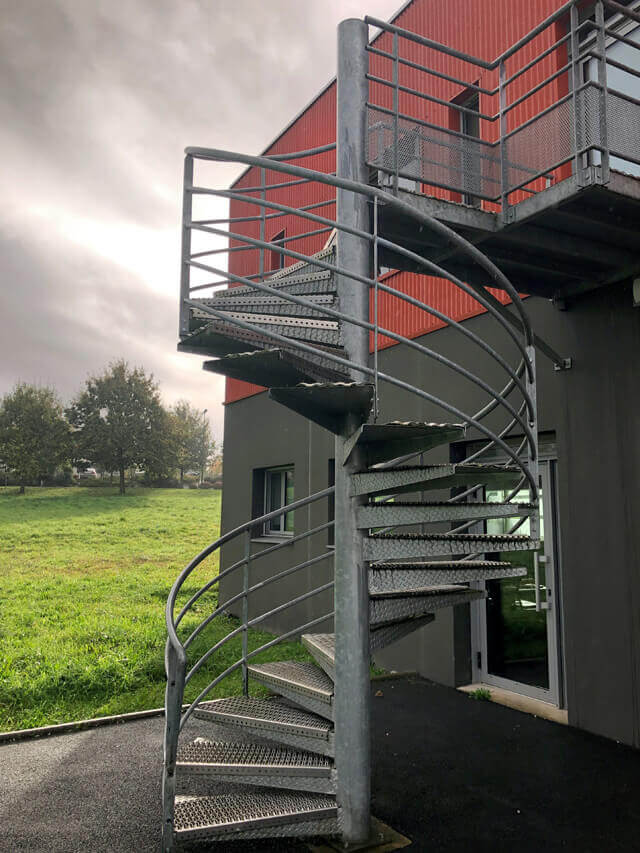 Escalier métallique en colimaçon, extérieur bâtiment professionnel